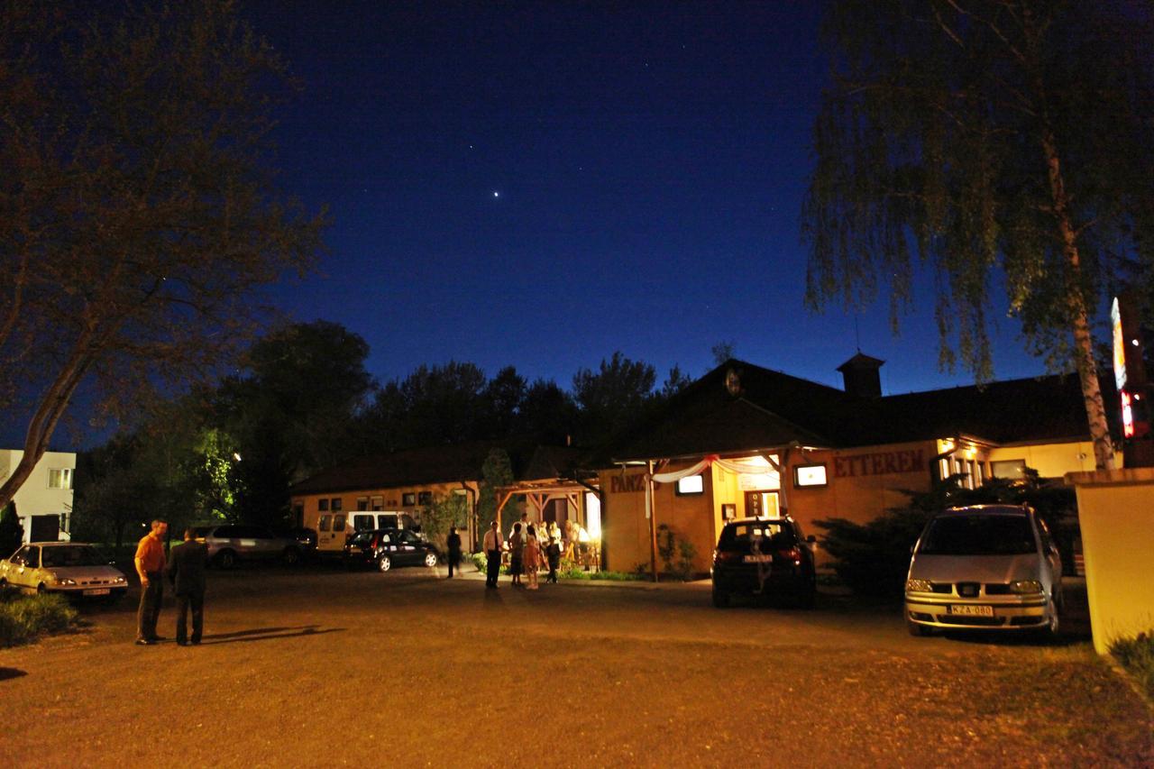 Sztar Motel Etterem Balassagyarmat Екстер'єр фото