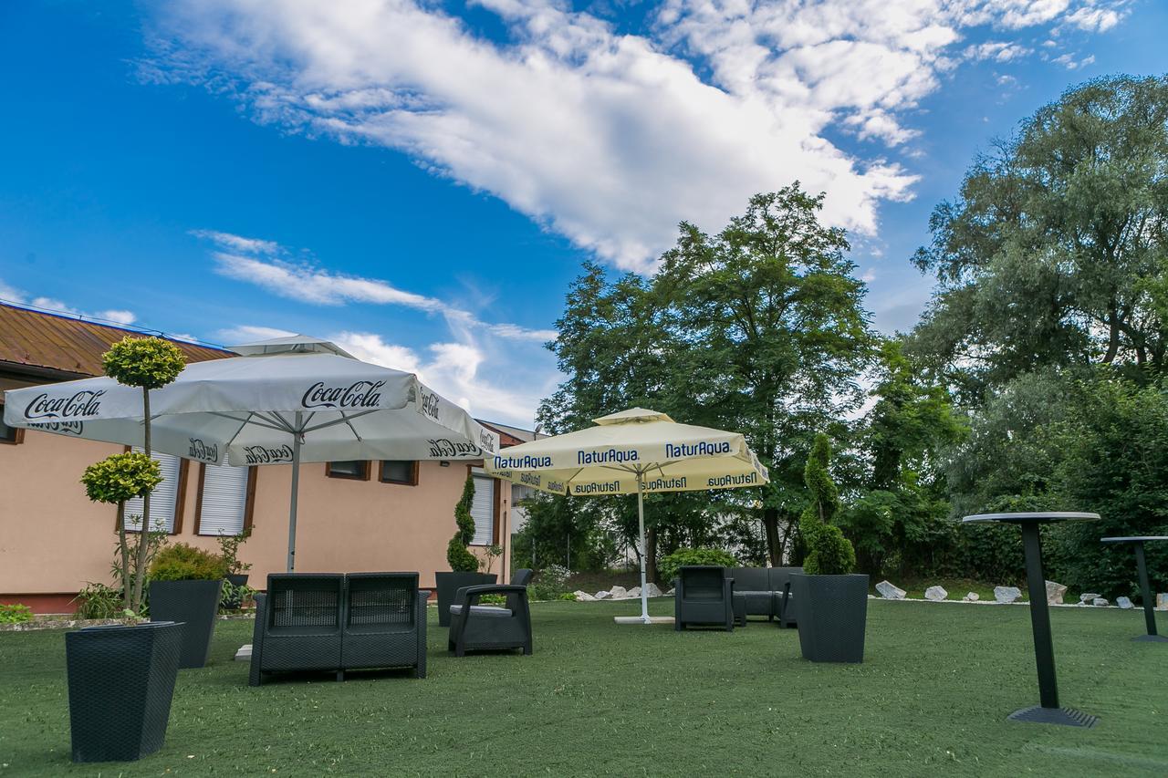 Sztar Motel Etterem Balassagyarmat Екстер'єр фото