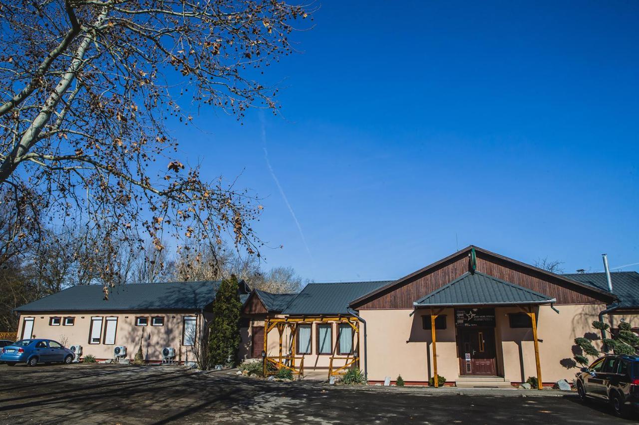 Sztar Motel Etterem Balassagyarmat Екстер'єр фото