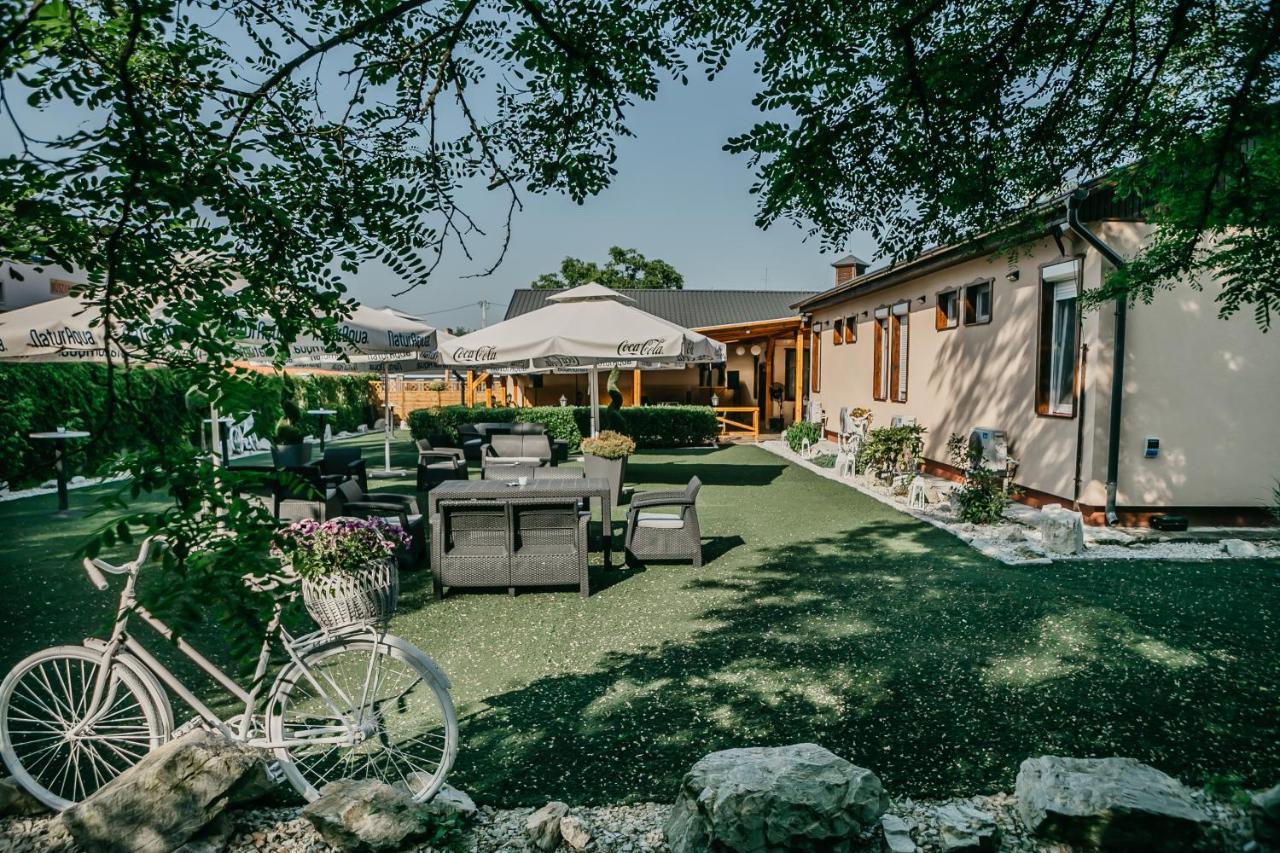 Sztar Motel Etterem Balassagyarmat Екстер'єр фото
